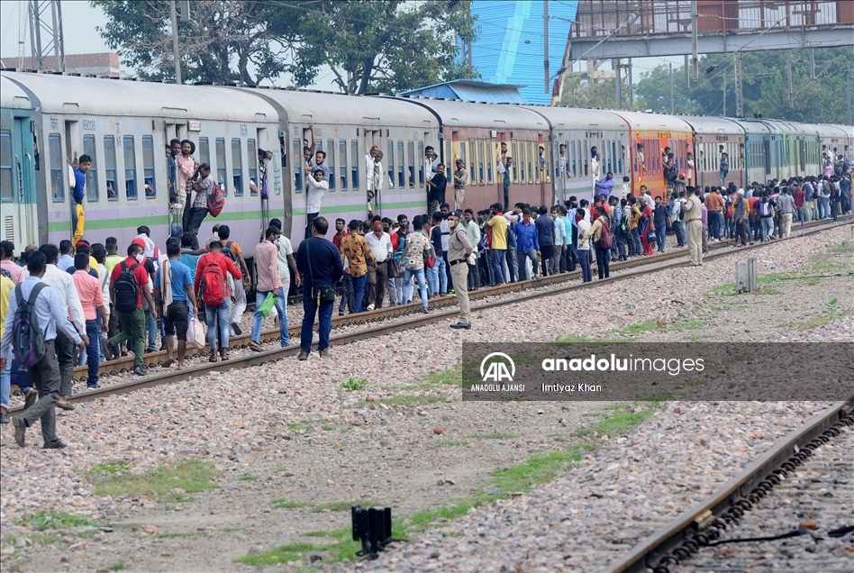 GHAZIABAD, INDIA - SEPTEMBER 23: Indian Passengers cling on to a crowded train as it leaves a railway station during the ongoing Coronavirus Disease (COVID-19) outbreak in Ghaziabad. Uttar Pradesh India on September 23, 2021:Imtiyaz Khan