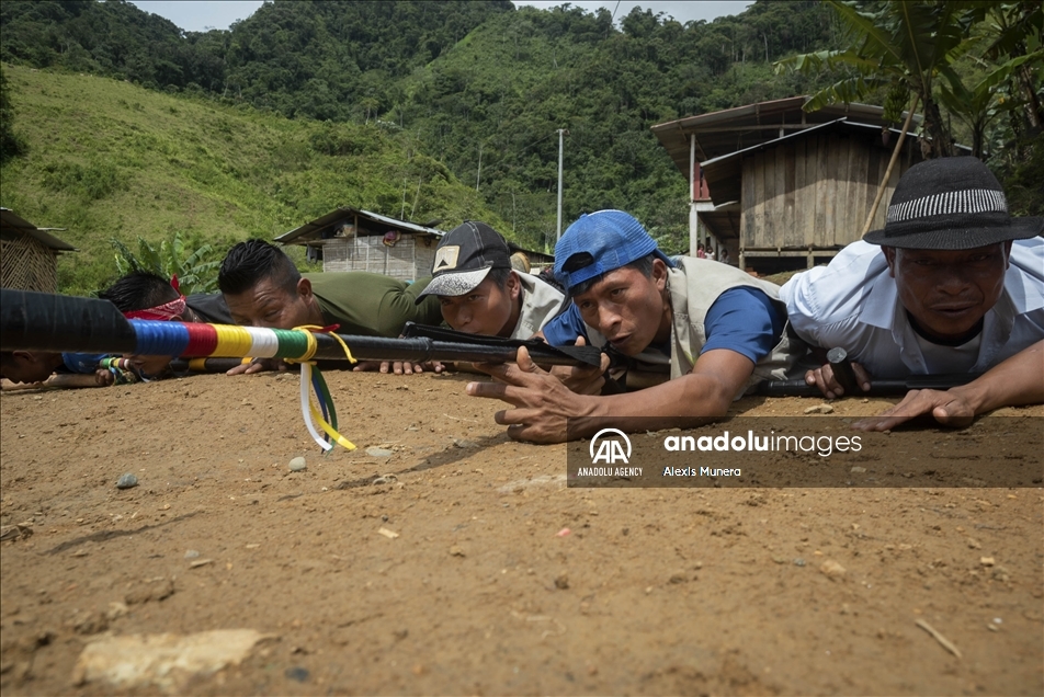 Los indígenas de la guardia embera chamí y embera katio se entrenan en su natal región de Risaralda en Colombia
