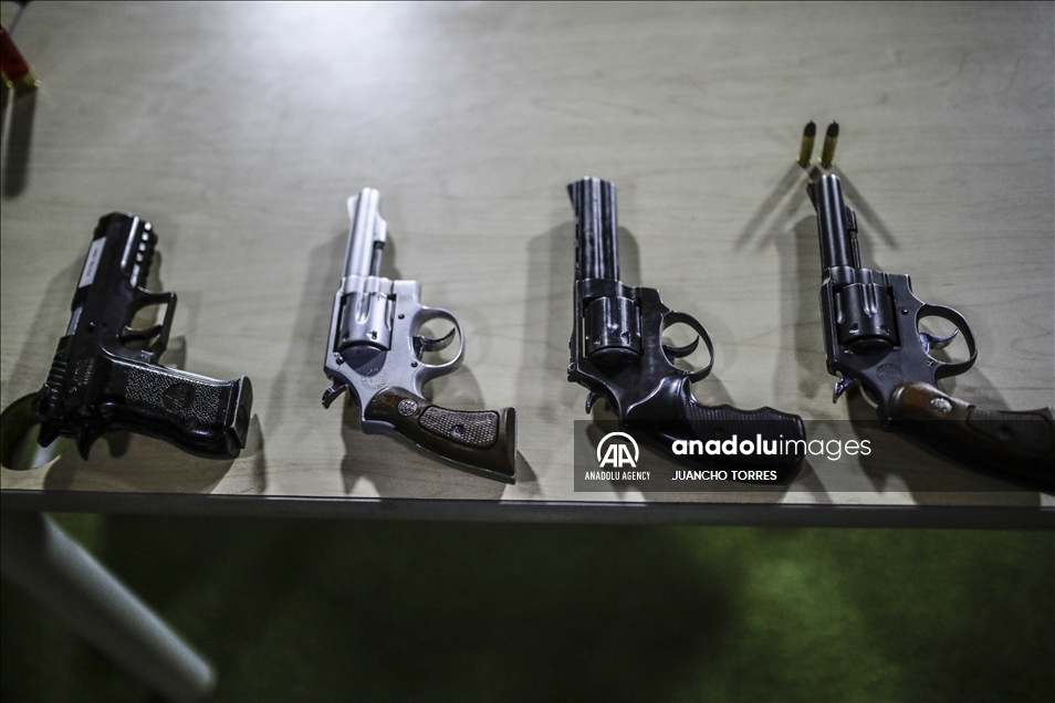 Ciudadanos colombianos se entrenan en el manejo de armas en medio de creciente inseguridad