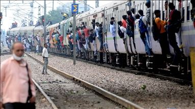 Hindistan'da tren istasyonlarında yoğunluk yaşandı