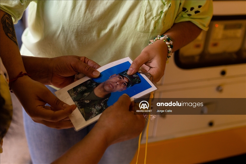 Las Madres de Candelaria llevan fotos de personas desaparecidas para conmemorarlas en Medellín, Colombia