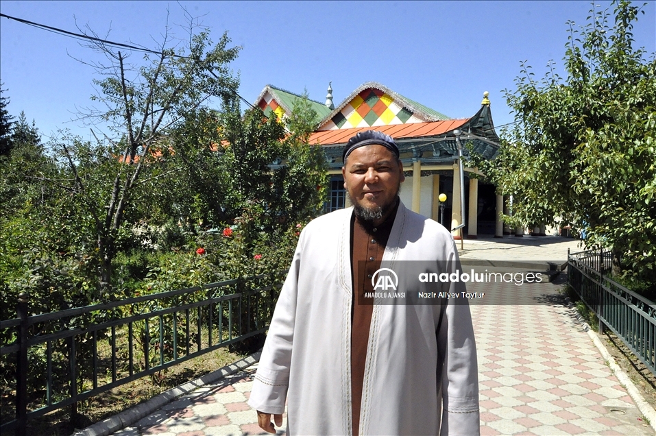 Kırgızistan'ın "çivisiz" tek camisi ihtişamıyla görenleri