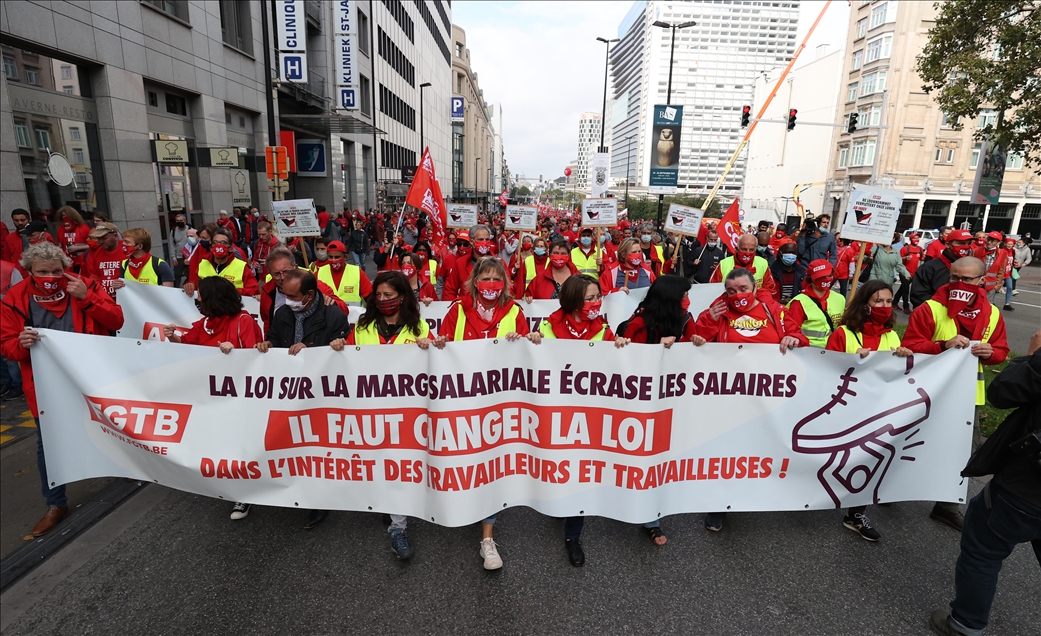  Brüksel'de binlerce işçi ücretlerine zam yapılmasına sınır koyan yasayı protesto etti