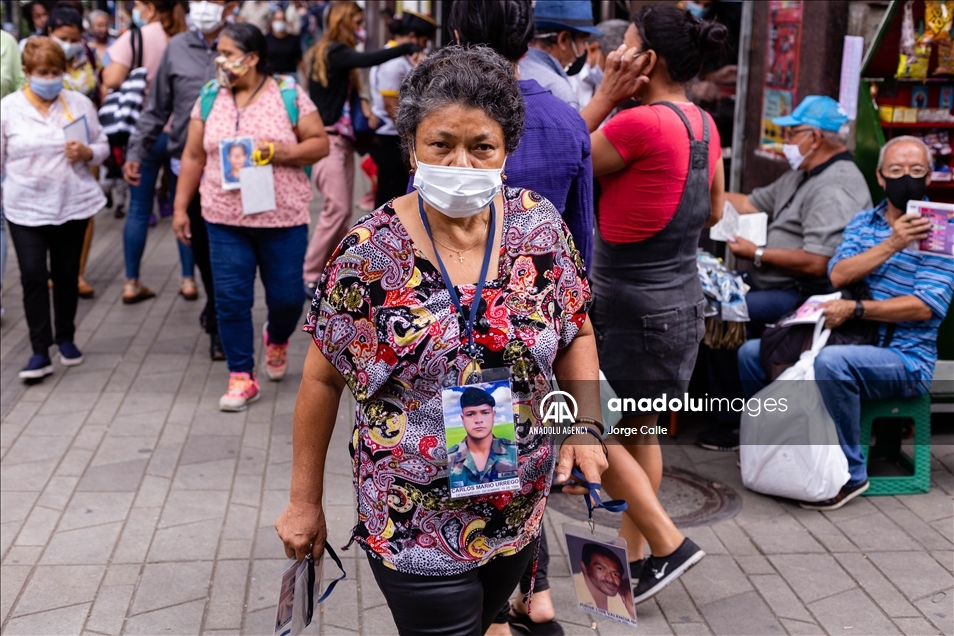 Las Madres de Candelaria llevan fotos de personas desaparecidas para conmemorarlas en Medellín, Colombia