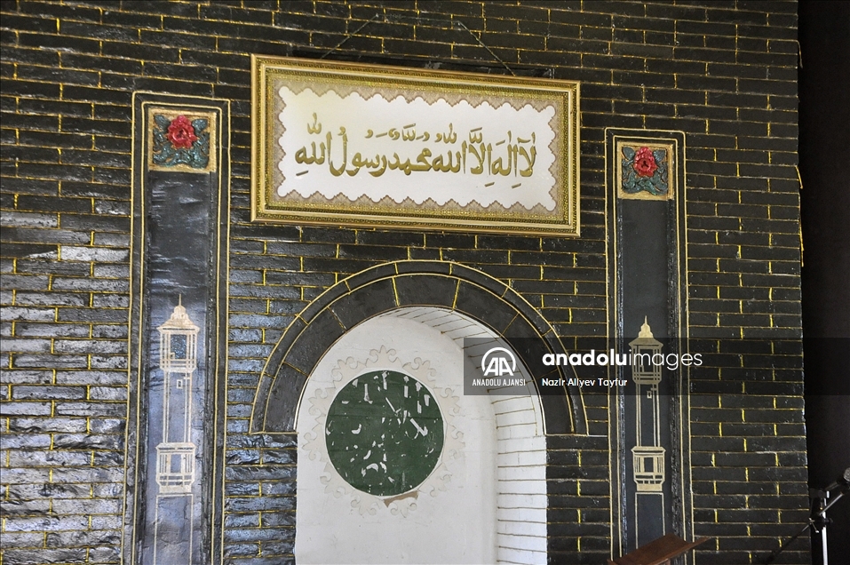 Kırgızistan'ın "çivisiz" tek camisi ihtişamıyla görenleri