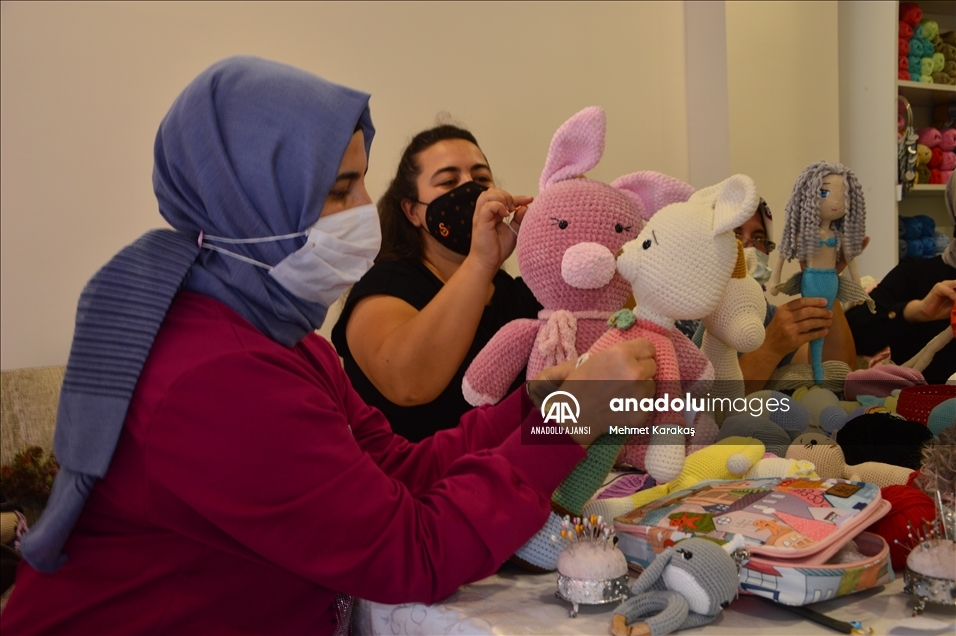 Sakarya'da girişimci kadınların el emeği örgü bebekleri çocukların yüzünü güldürüyor
