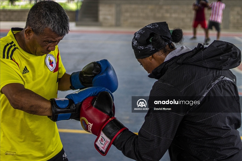 La boxeadora colombiana Angie Valdés Pana entrena para los próximos Juegos Olímpicos de París 2024