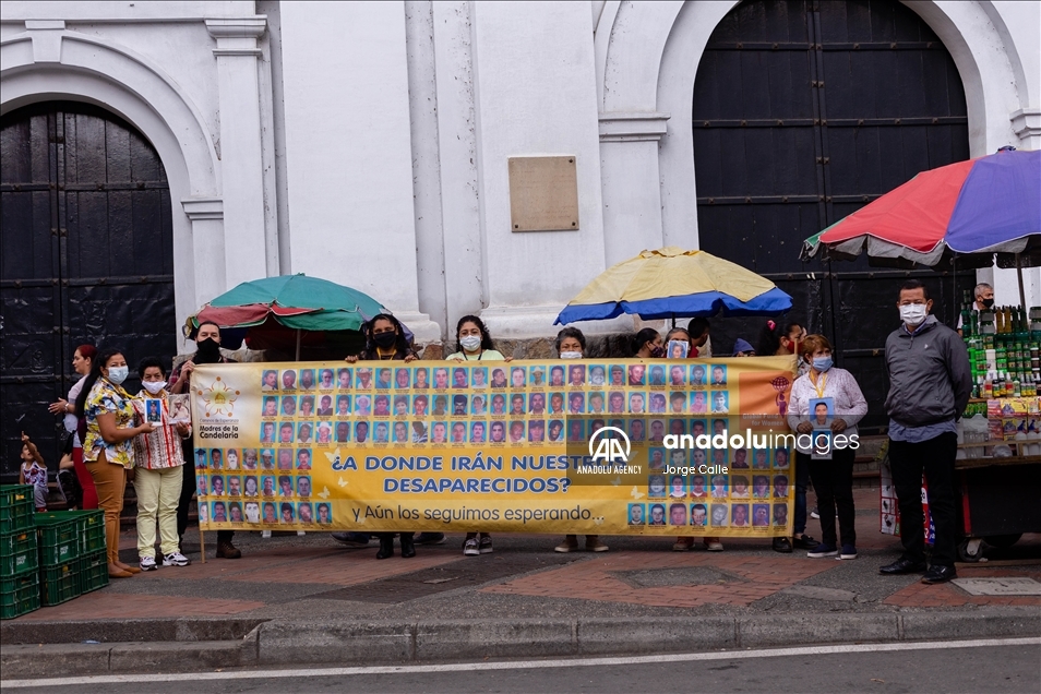 Las Madres de Candelaria llevan fotos de personas desaparecidas para conmemorarlas en Medellín, Colombia