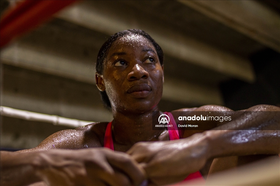 La boxeadora colombiana Angie Valdés Pana entrena para los próximos Juegos Olímpicos de París 2024