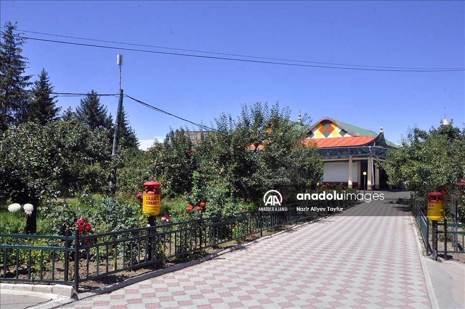 Kırgızistan'ın "çivisiz" tek camisi ihtişamıyla görenleri