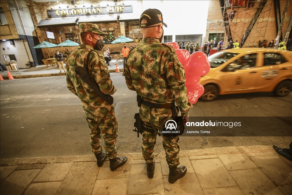 Fuerzas militares colombianas entregaron mensajes y globos para llamar la atención sobre secuestros y extorsiones