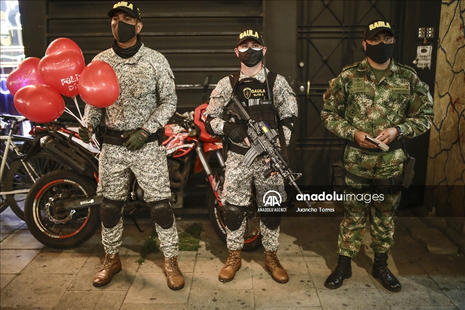 Fuerzas militares colombianas entregaron mensajes y globos para llamar la atención sobre secuestros y extorsiones