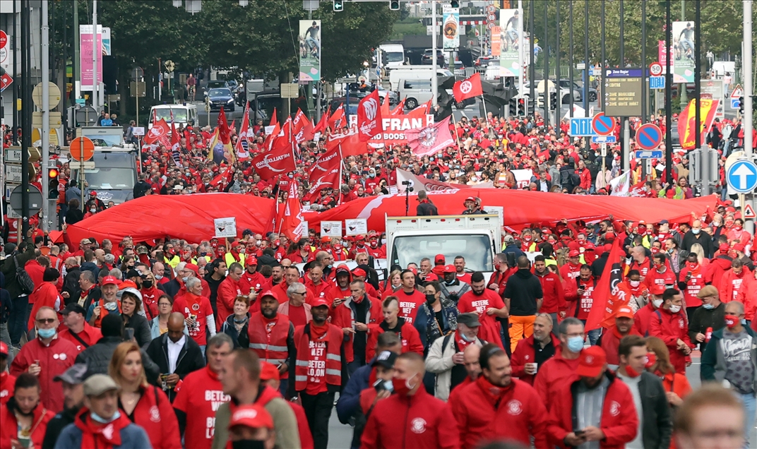  Brüksel'de binlerce işçi ücretlerine zam yapılmasına sınır koyan yasayı protesto etti