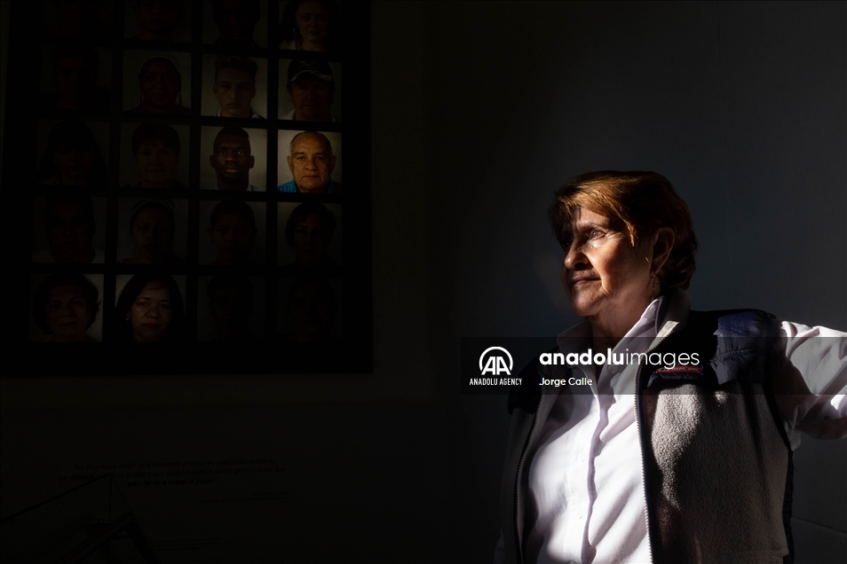 Las Madres de Candelaria llevan fotos de personas desaparecidas para conmemorarlas en Medellín, Colombia