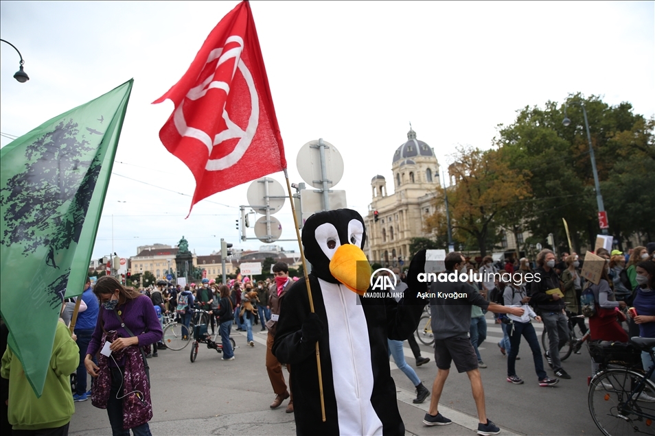 Avusturya’da çevreciler iklim değişikliğine dikkat çekmek için protesto düzenledi