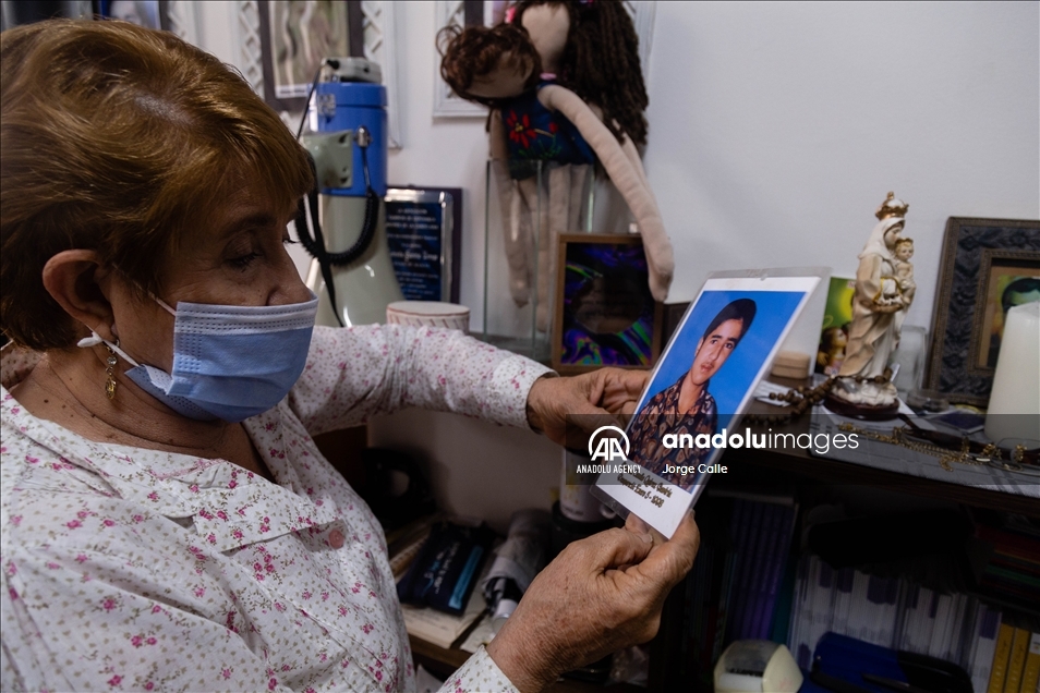 Las Madres de Candelaria llevan fotos de personas desaparecidas para conmemorarlas en Medellín, Colombia