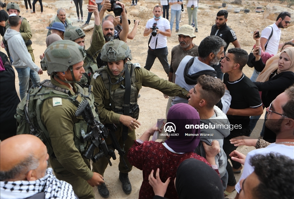 إصابة فلسطينيين بهجمات لمستوطنين جنوبي الضفة
