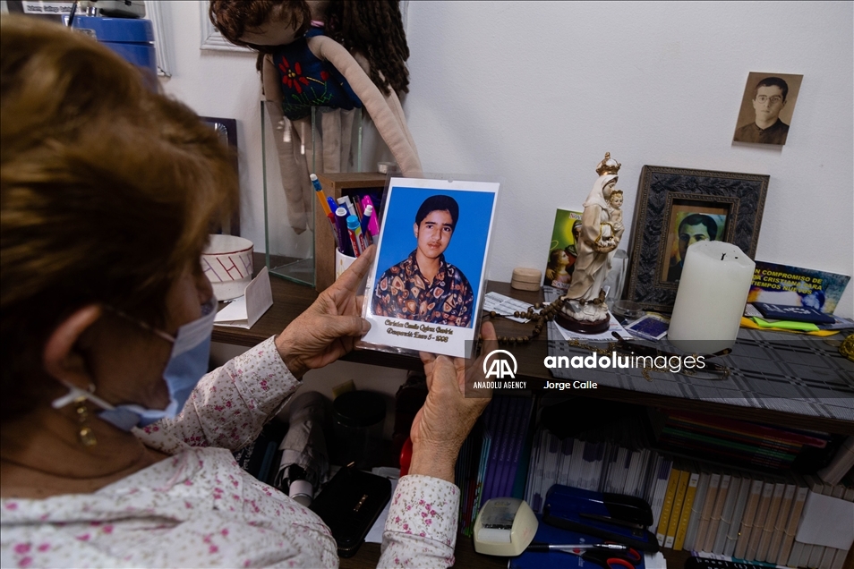 Las Madres de Candelaria llevan fotos de personas desaparecidas para conmemorarlas en Medellín, Colombia