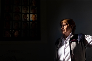Las Madres de Candelaria llevan fotos de personas desaparecidas para conmemorarlas en Medellín, Colombia