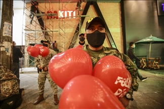 Fuerzas militares colombianas entregaron mensajes y globos para llamar la atención sobre secuestros y extorsiones