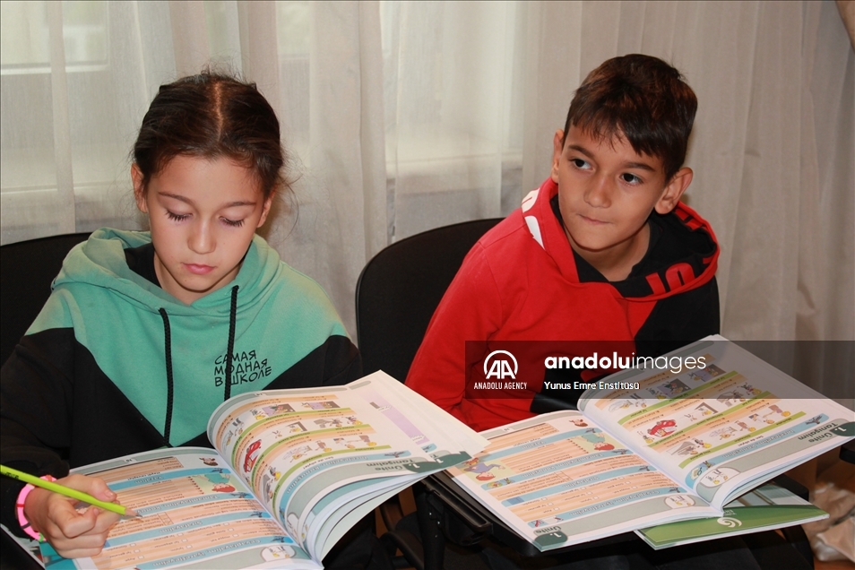 "يونس إمره" يفتتح ورشة لتعليم اللغة التركية للأطفال في كييف