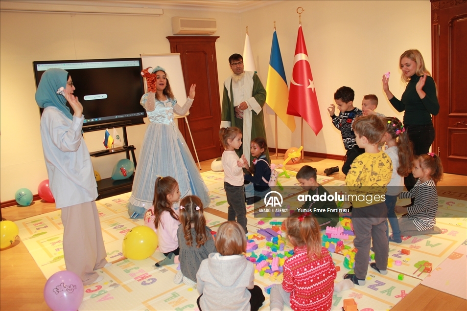 "يونس إمره" يفتتح ورشة لتعليم اللغة التركية للأطفال في كييف