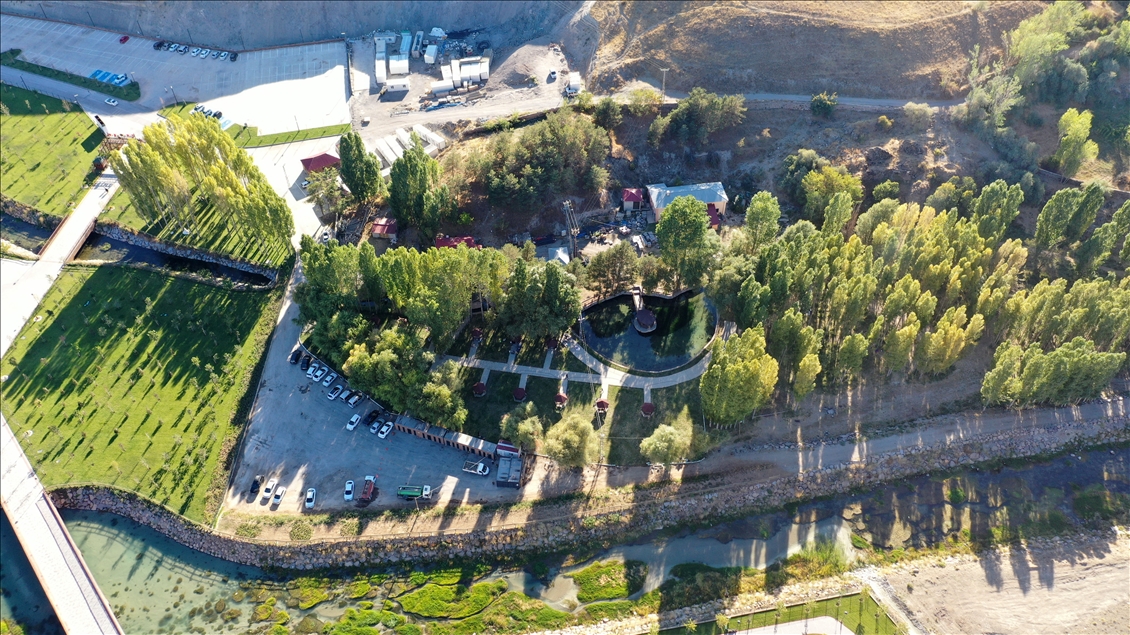 Bitlis'te içinde han otağı bulunan millet bahçesi yoğun ilgi görüyor