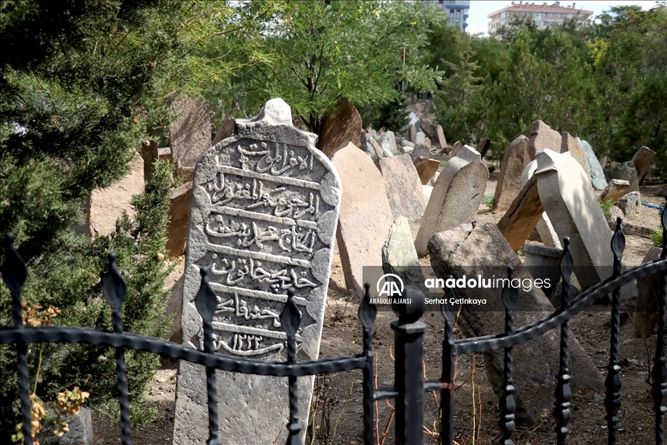 "Türk mezar taşları, kentleşme kültürünün tarihte kaydettiği aşamaları yansıtıyor"