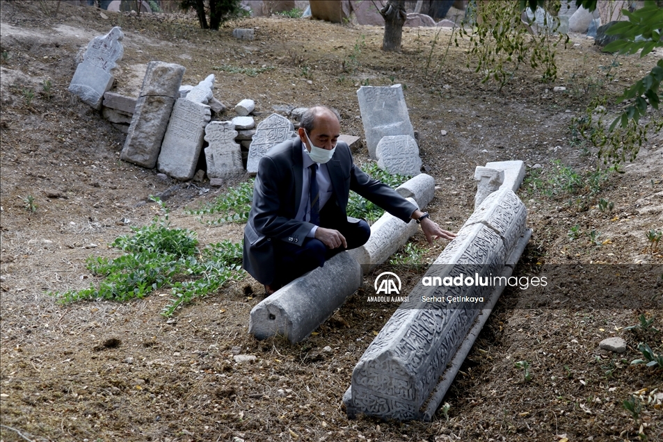 "Türk mezar taşları, kentleşme kültürünün tarihte kaydettiği aşamaları yansıtıyor"