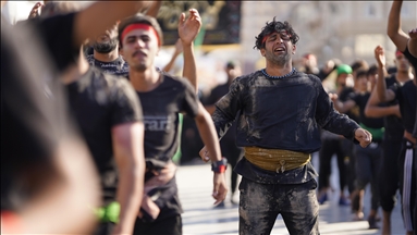 Irak’ta binlerce kişi, "Erbain" etkinliklerine katılarak Hz.Hüseyin'nin türbesine akın etti