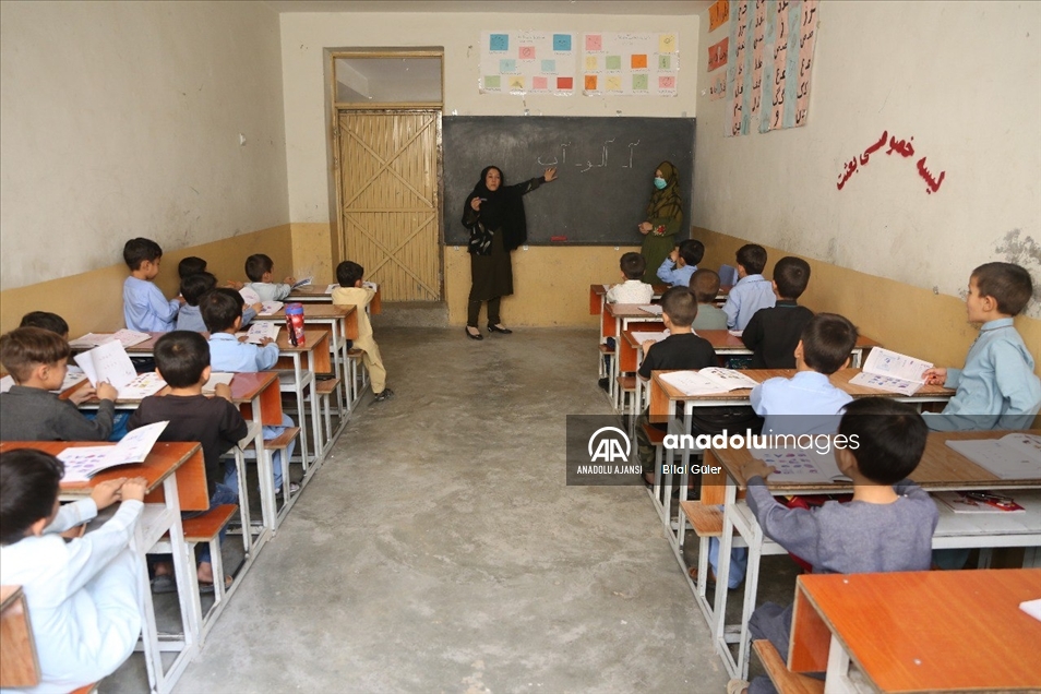 Afganistan'ın Kandahar vilayetinde ilk ve orta okullarda öğrencilerin eğitimi devam ediyor