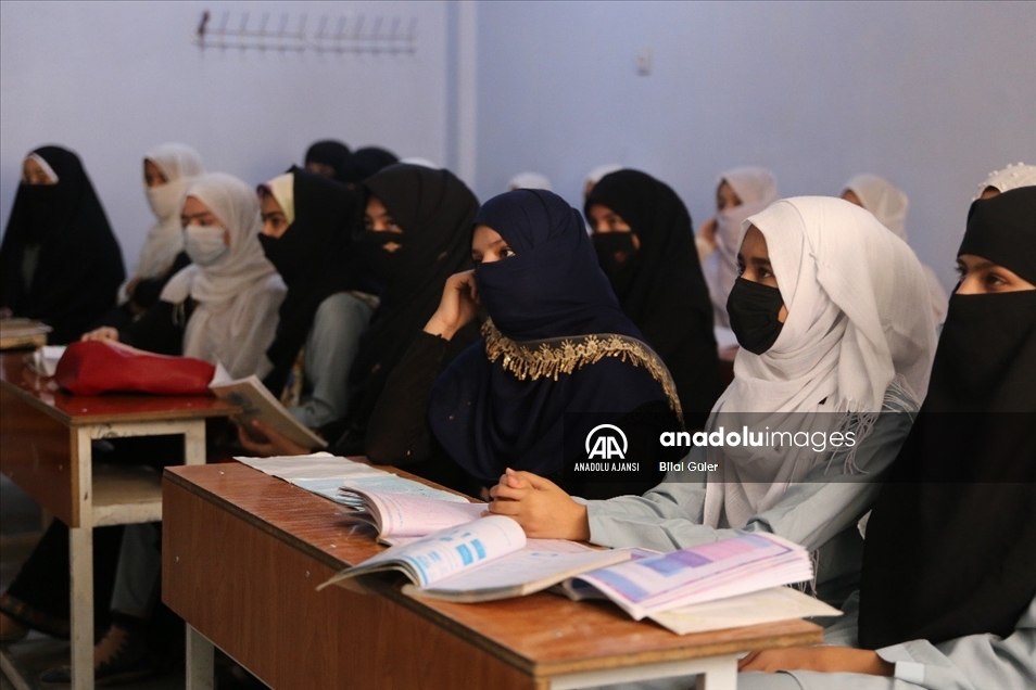 Afganistan'ın Kandahar vilayetinde ilk ve orta okullarda öğrencilerin eğitimi devam ediyor