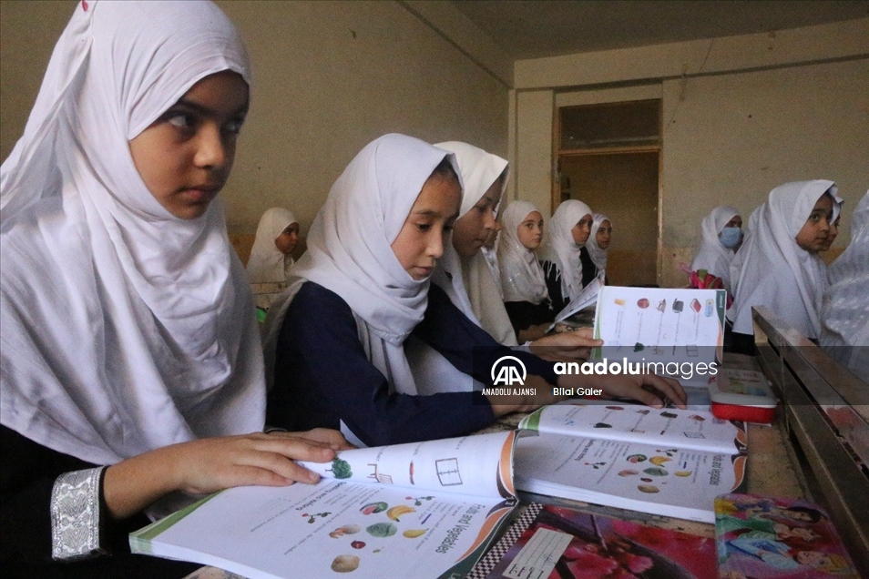 Afganistan'ın Kandahar vilayetinde ilk ve orta okullarda öğrencilerin eğitimi devam ediyor