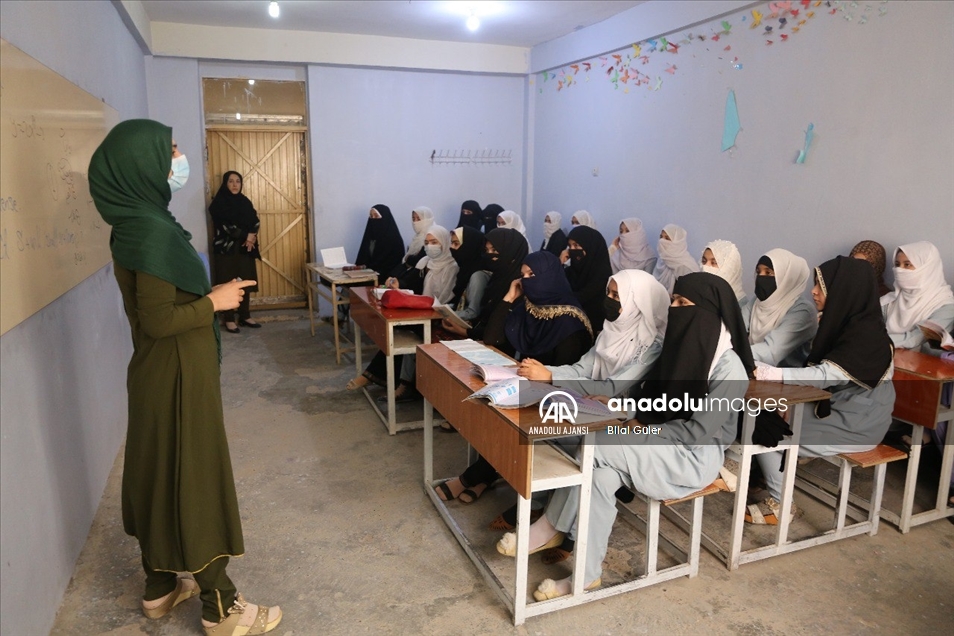 Afganistan'ın Kandahar vilayetinde ilk ve orta okullarda öğrencilerin eğitimi devam ediyor