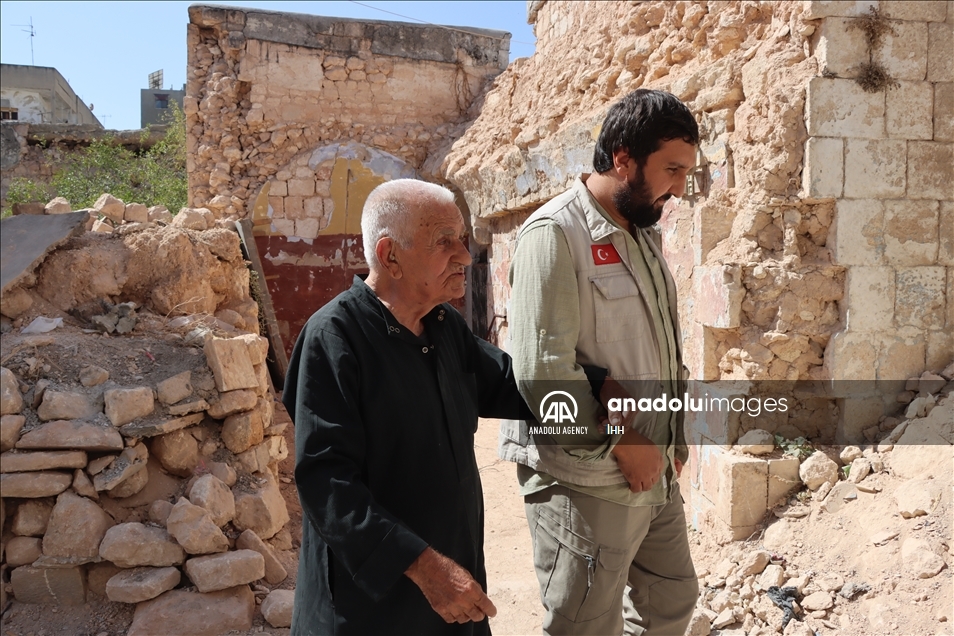 "الإغاثة التركية" تقدم مساعدة لمسن مسيحي يعيش وحيدا في إدلب