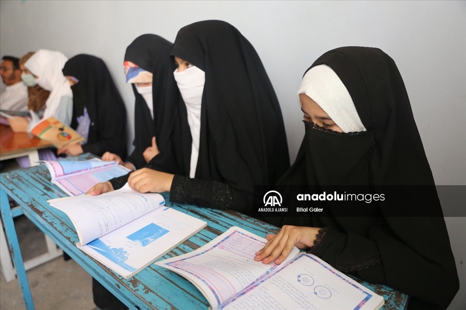 Afganistan'ın Kandahar vilayetinde ilk ve orta okullarda öğrencilerin eğitimi devam ediyor