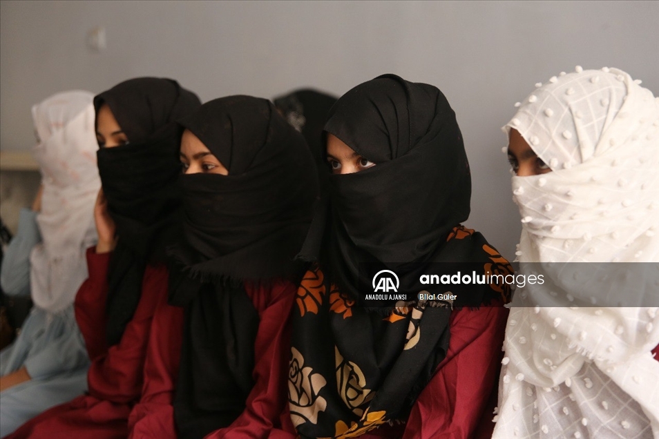 Afganistan'ın Kandahar vilayetinde ilk ve orta okullarda öğrencilerin eğitimi devam ediyor