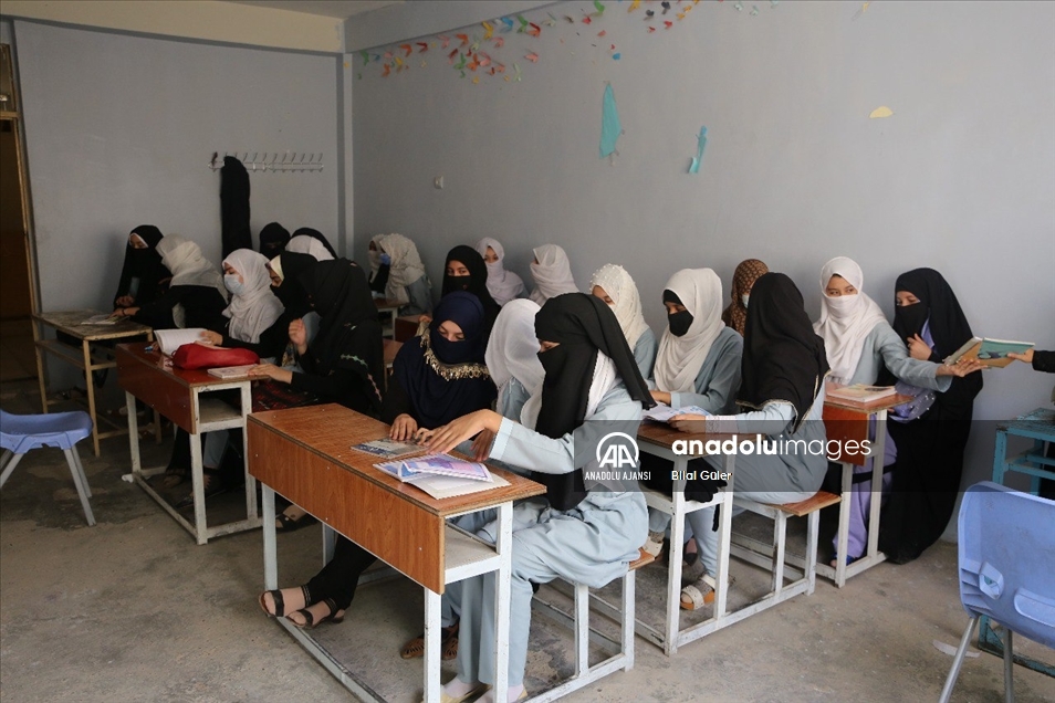 Afganistan'ın Kandahar vilayetinde ilk ve orta okullarda öğrencilerin eğitimi devam ediyor