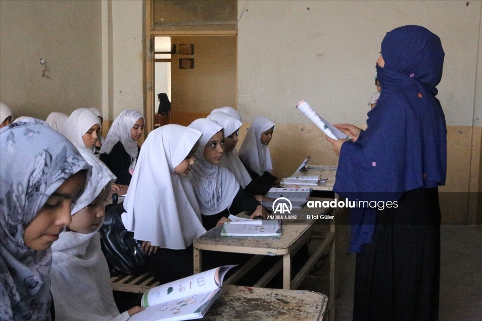 Afganistan'ın Kandahar vilayetinde ilk ve orta okullarda öğrencilerin eğitimi devam ediyor