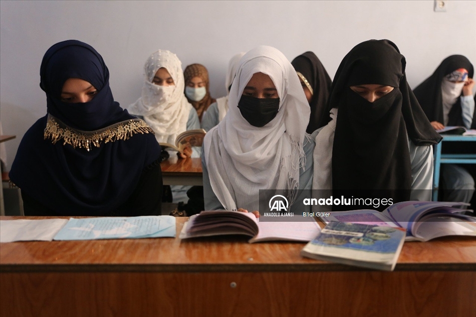Afganistan'ın Kandahar vilayetinde ilk ve orta okullarda öğrencilerin eğitimi devam ediyor