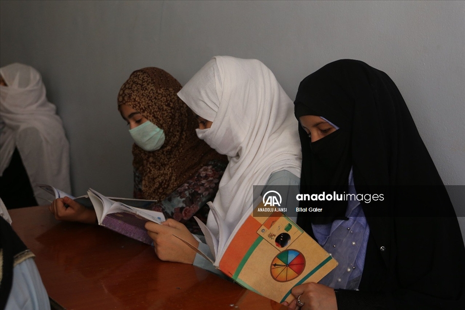 Afganistan'ın Kandahar vilayetinde ilk ve orta okullarda öğrencilerin eğitimi devam ediyor