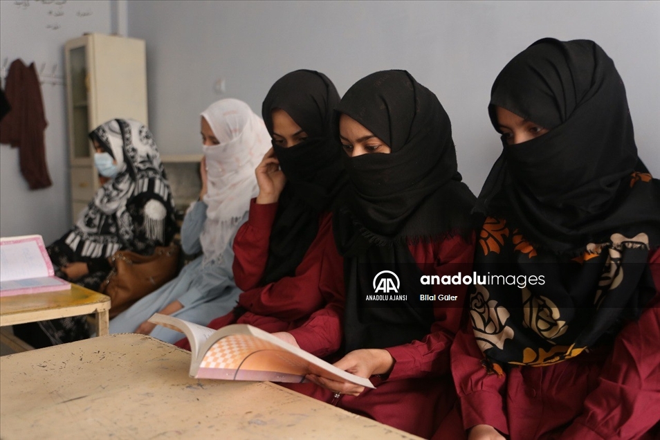 Afganistan'ın Kandahar vilayetinde ilk ve orta okullarda öğrencilerin eğitimi devam ediyor