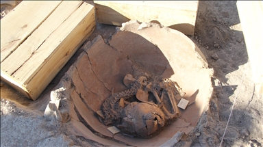 Arslantepe Höyüğü kazılarında toprak küplerde iki çocuk iskeleti bulundu