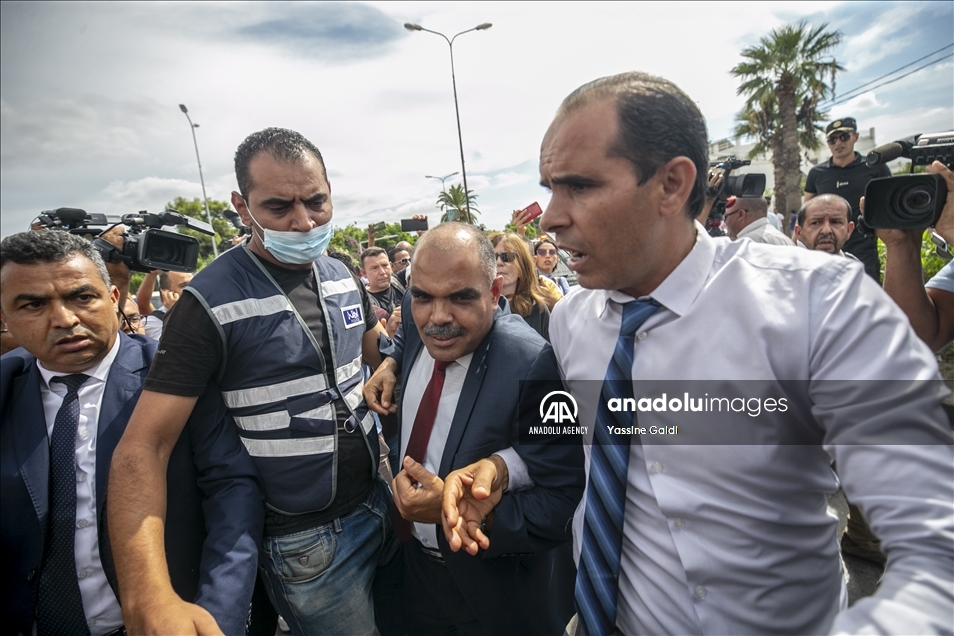تونس.. مناوشات بين أنصار "سعيد" وعدد من النواب بمحيط البرلمان