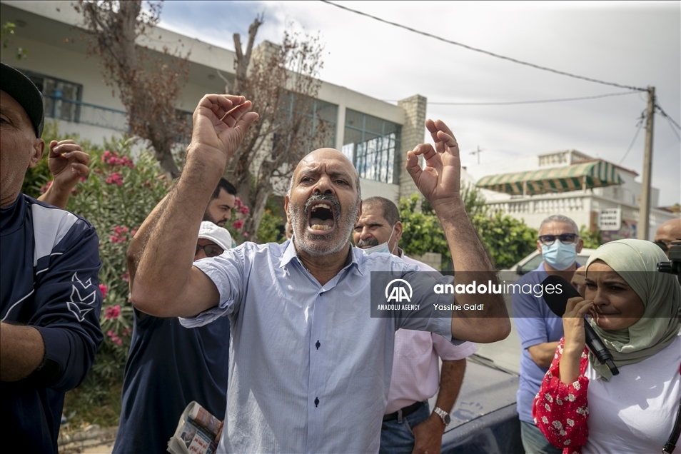 تونس.. مناوشات بين أنصار "سعيد" وعدد من النواب بمحيط البرلمان