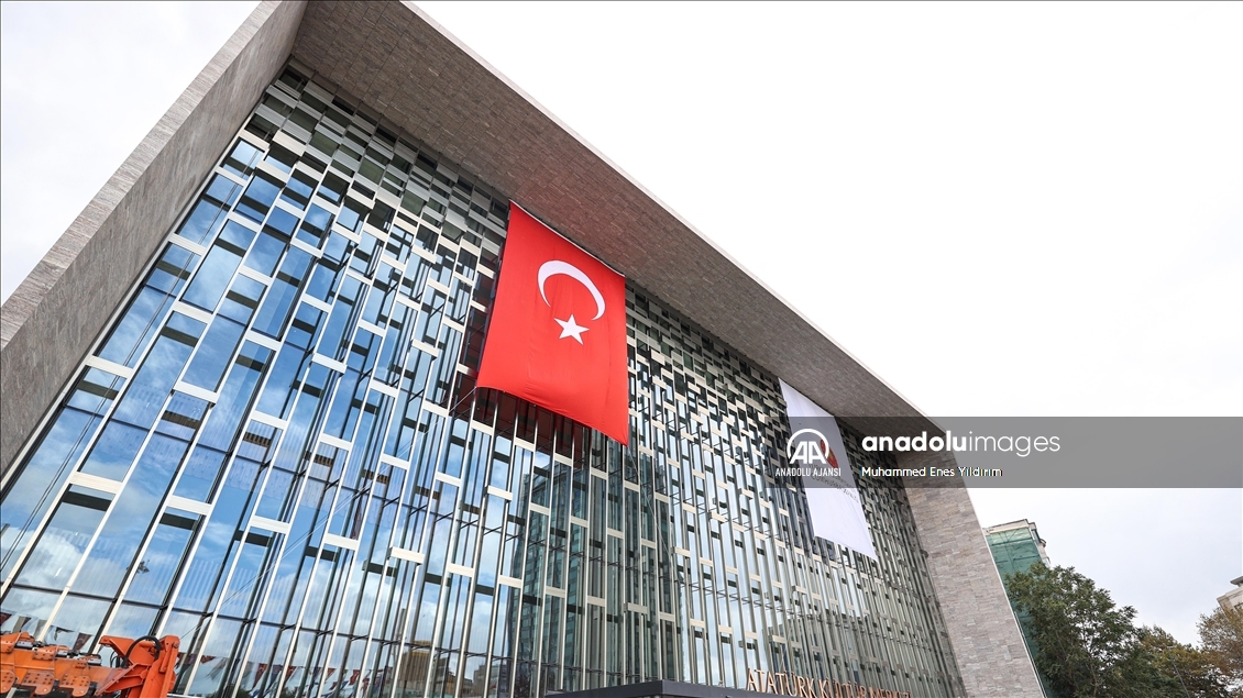 Taksim'deki Atatürk Kültür Merkezi 29 Ekim'deki açılışa hazırlanıyor