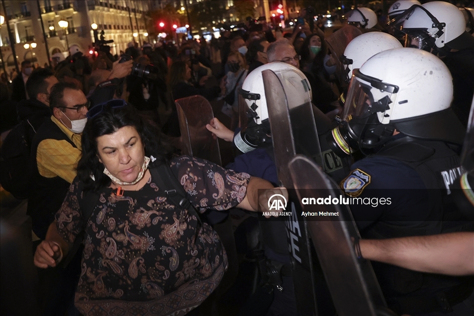 اليونان.. الشرطة تفرق مظاهرة لمعلمين يحتجون على "تقييم" أدائهم