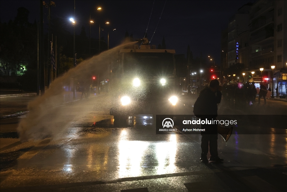 اليونان.. الشرطة تفرق مظاهرة لمعلمين يحتجون على "تقييم" أدائهم