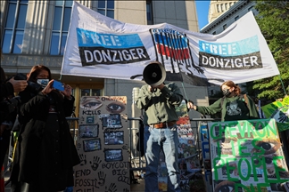 El abogado Steven Donziger, celebre por enfrentar a Chevron, atiende una audiencia en la que fue condenado a seis meses de prisión