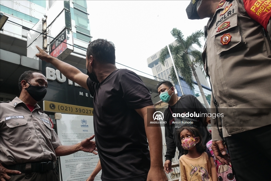 Pengungsi Afghanistan gelar aksi di depan gedung UNHCR